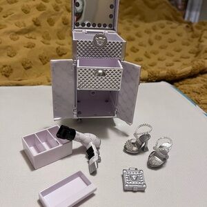 Rainbow High Ayesha Vanity travel case with accessories